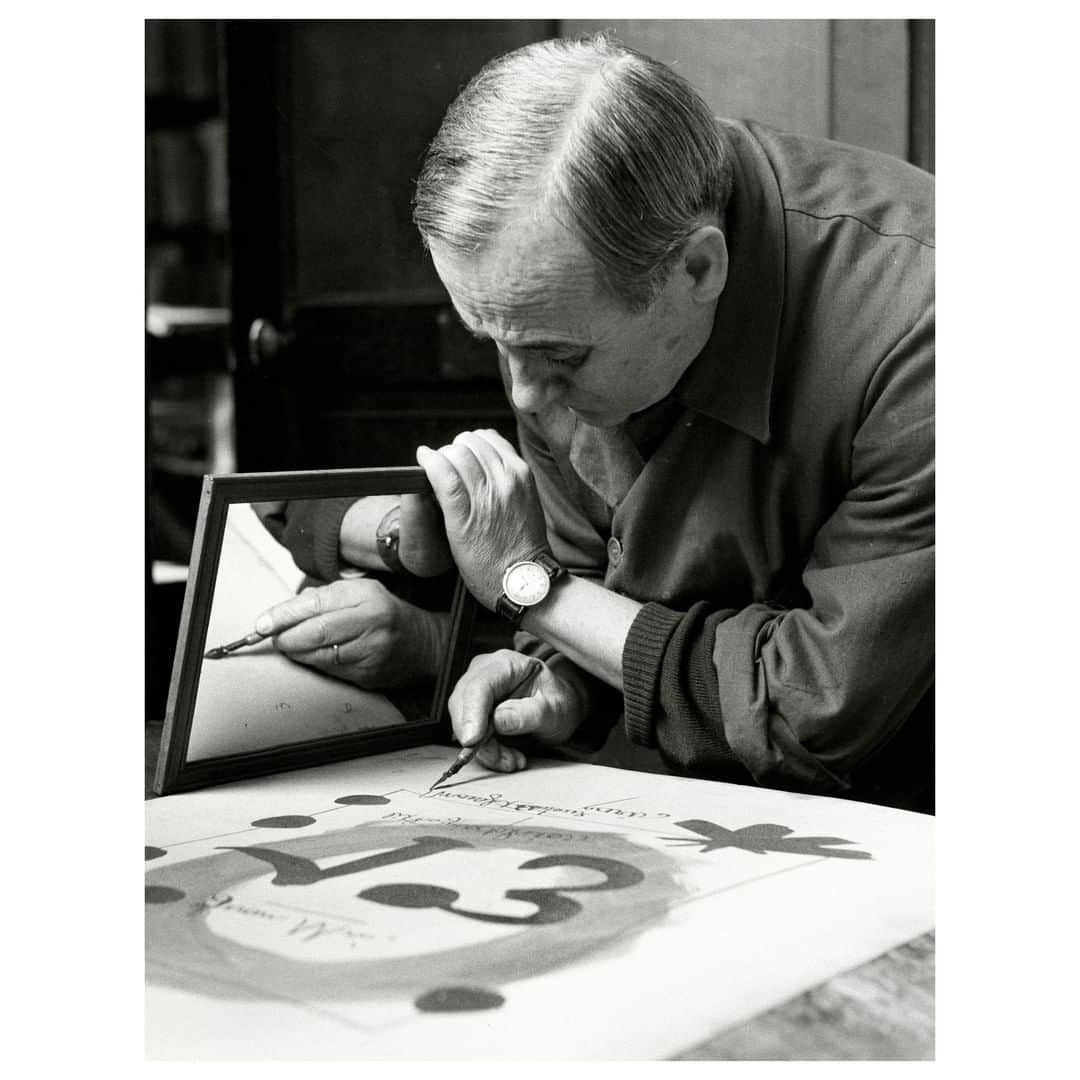 Magnum Photosさんのインスタグラム写真 - (Magnum PhotosInstagram)「Spanish artist Joan Miró at Mourlot Studios uses a mirror to write the text for the title page of his Album 13 backwards. Paris, France. 1948. . The painter, sculptor and ceramicist was born on this day in 1893. . © #HerbertList/#MagnumPhotos . #Miro #JoanMiro」4月21日 2時01分 - magnumphotos