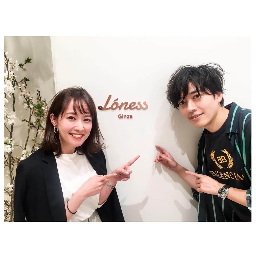 のインスタグラム：「いつもお世話になっている @loness0301 さんが新たに銀座にサロンをオープン。🎉 カラーとセットして頂きました。 ． 担当ハルさんと写真を撮るも、私の指差しが下手すぎる。lonessのロゴを指したいんだけど… 👆2枚目なんかロゴどころかハルさん指しちゃって。もう一生下手。 ． 3枚目以降、綺麗に巻いてもらって質感もとても好みに仕上げてもらったマイヘアー。 #loness#本田治彦#loness銀座 #表参道サロン#銀座サロン」