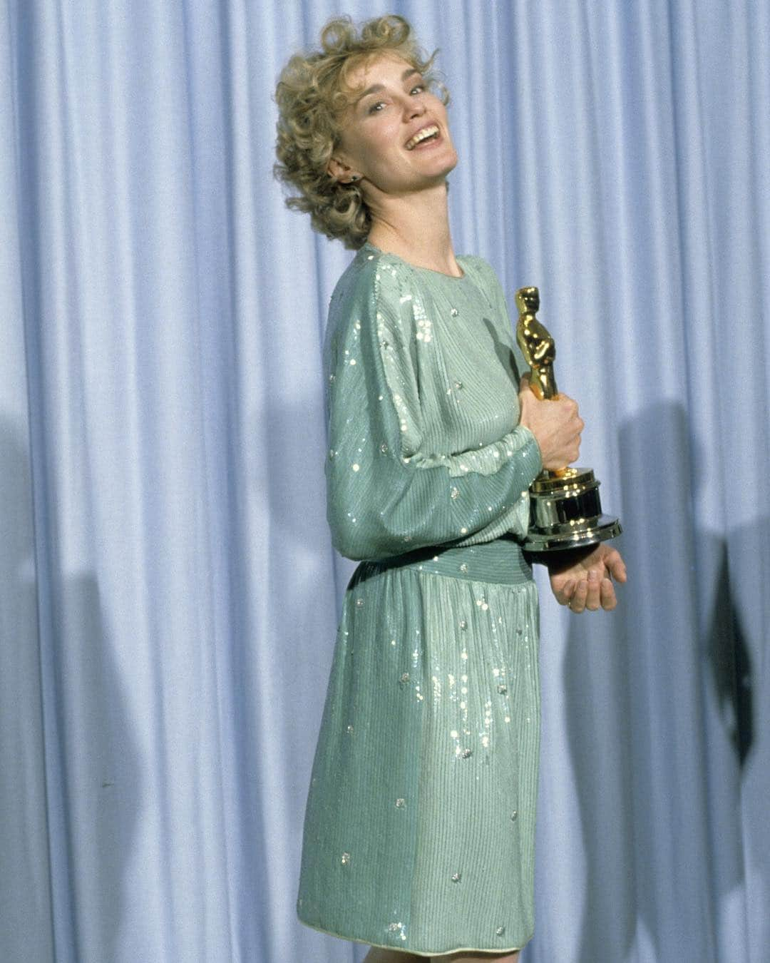 アカデミー賞さんのインスタグラム写真 - (アカデミー賞Instagram)「Jessica Lange with her Oscar for Actress in a Supporting Role in 1982. Can you name the film she won for?」4月21日 2時19分 - theacademy