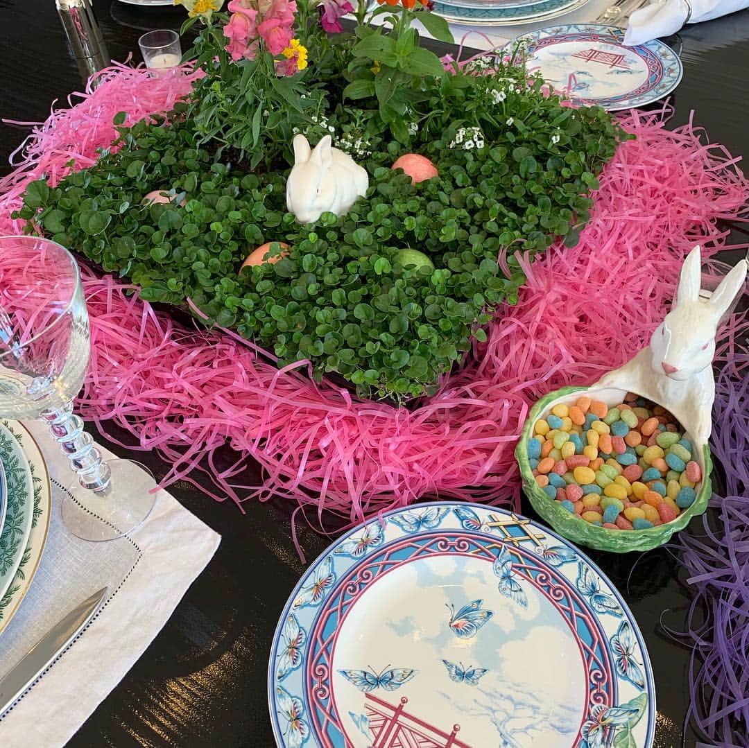 クリス・ジェンナーさんのインスタグラム写真 - (クリス・ジェンナーInstagram)「Easter table! I love making arrangements and setting my table every year! Vintage @hermes @baccarat happy Easter weekend!!! #familymemories #traditions」4月21日 2時19分 - krisjenner