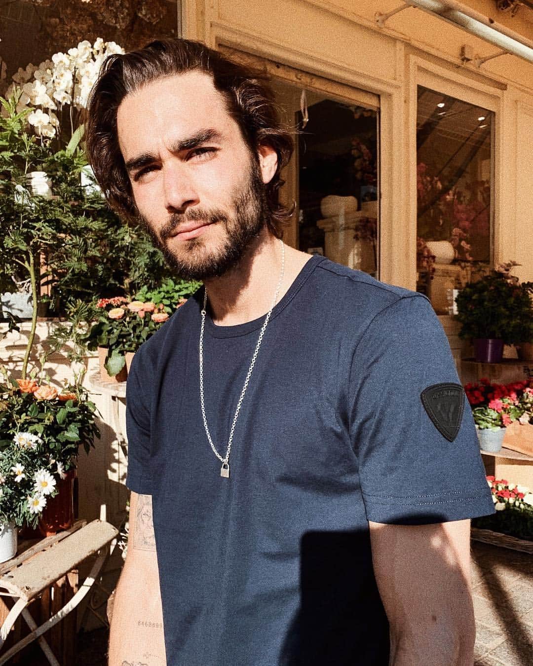 NICOLAS SIMOESのインスタグラム：「Flowers anyone? 💐」