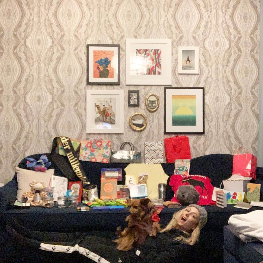 イリザ・シュレシンガーさんのインスタグラム写真 - (イリザ・シュレシンガーInstagram)「We normally take pics of all the gifts at the theater and @huntersayswhat usually helps me out. Tonight we didn’t get to do that so... Cut to me at 1am trying to take my own pic of all my lovelies, alone in my hotel room. Just an FYI- i always nicely fold all the gift bags and I give them to someone who wants them, usually a theater employee or, in last night’s case, the front desk lady. A gift bag shouldn’t be thrown out because it was used once! 🎁Thank you so much for all of this love ❤️ #chicago VERY SPECIAL!!!」4月21日 2時28分 - ilizas