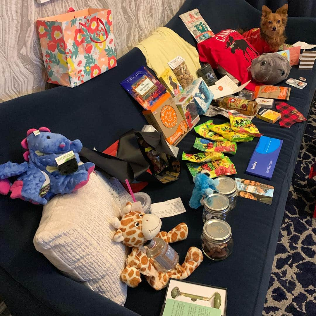 イリザ・シュレシンガーさんのインスタグラム写真 - (イリザ・シュレシンガーInstagram)「We normally take pics of all the gifts at the theater and @huntersayswhat usually helps me out. Tonight we didn’t get to do that so... Cut to me at 1am trying to take my own pic of all my lovelies, alone in my hotel room. Just an FYI- i always nicely fold all the gift bags and I give them to someone who wants them, usually a theater employee or, in last night’s case, the front desk lady. A gift bag shouldn’t be thrown out because it was used once! 🎁Thank you so much for all of this love ❤️ #chicago VERY SPECIAL!!!」4月21日 2時28分 - ilizas