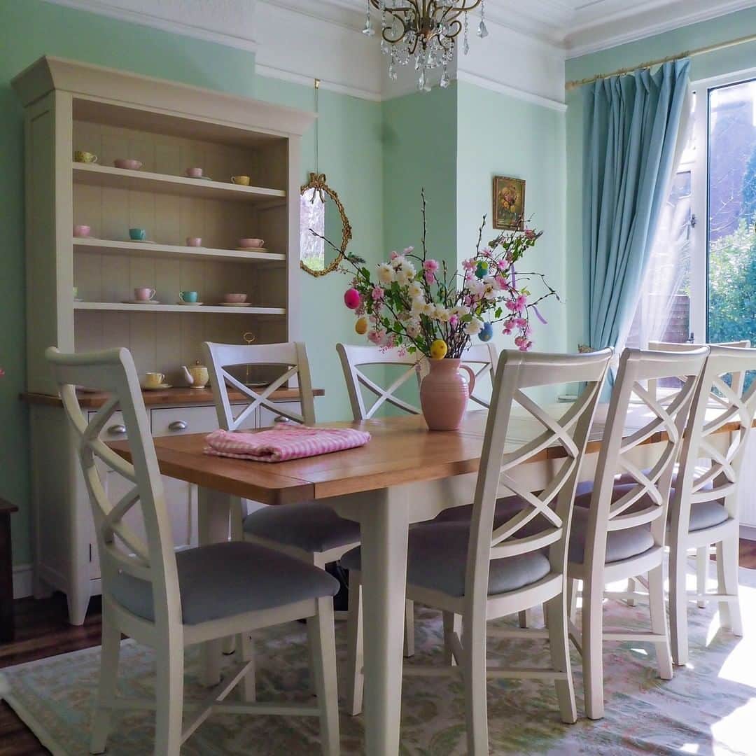 ローラアシュレイのインスタグラム：「Hey, it’s Laura-Ann from @all.thats.pretty again! 💁 We have family over tomorrow so I’m just about to get started setting up the dining room up… it’s nice to see it sitting pretty as I’ll be honest, I usually park my pram in this room during the week 🙈! The rug in this room we bought almost 5 years ago in Laura Ashley and I still love it to this day! Right, I better get a move on… See you in the morning」