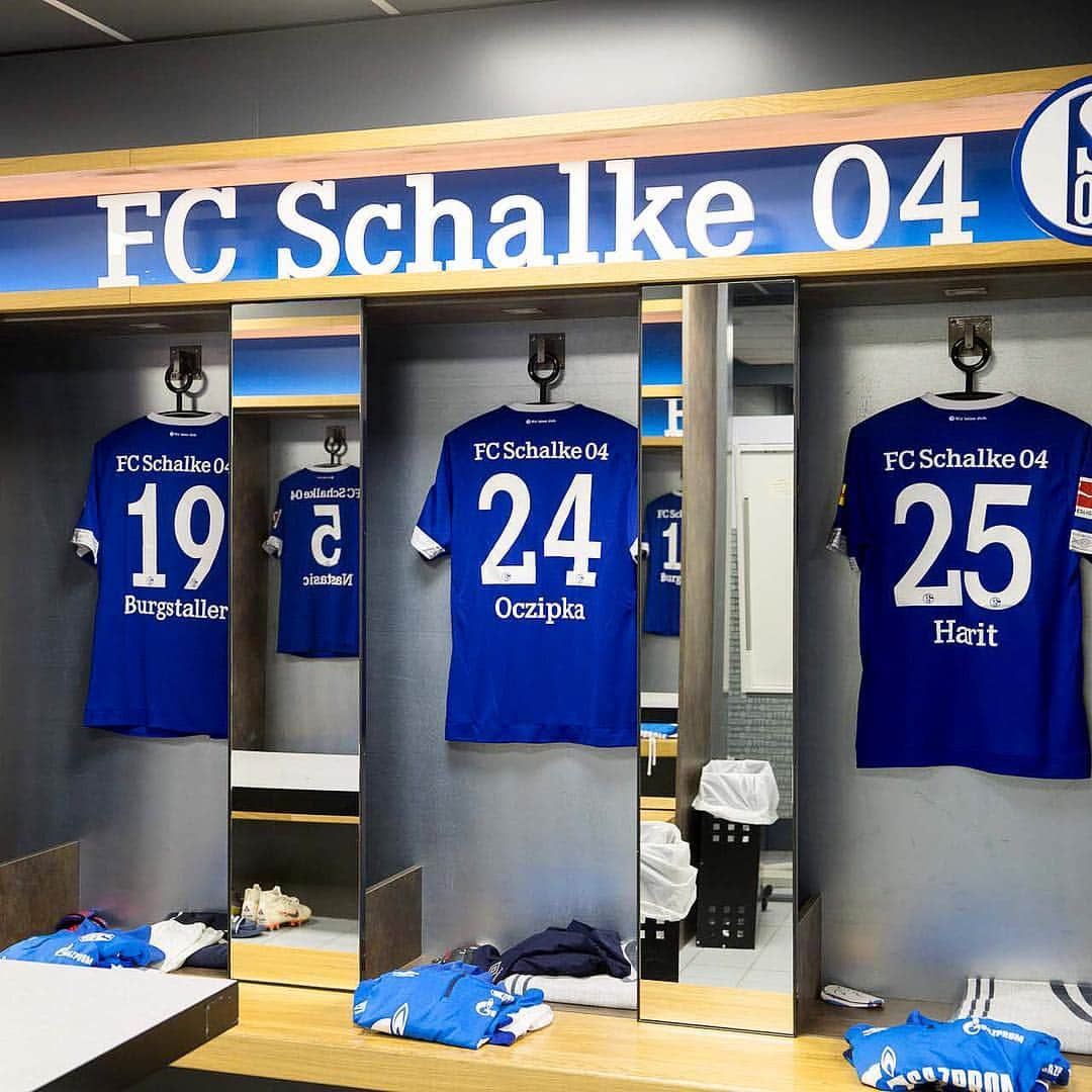 シャルケ04さんのインスタグラム写真 - (シャルケ04Instagram)「Today‘s dress code 👔 And today‘s line-up 👇🏼 . 35 - @alexandernuebel  2 - @west.mckennie  5 - @mnastasic_5  6 - @omarmascarell  8 - @suatserdar8  17 - @benjaminstambouli  18 - @danielcaligiuri18  19 - #Burgstaller 26 - @doudou_salouf  36 - @breelembolo97  42 - @jonas_carls . . #S04TSG #S04 #Schalke #Matchday #Bundesliga #Football #Soccer #Knappen #🔵⚪️」4月21日 2時30分 - s04