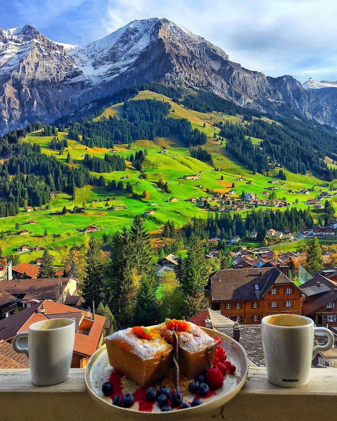 Hatice Korkmaz The Color Queenのインスタグラム：「Happy weekend😁💚🍰☕️ #switzerland #adelboden #nature #love #spring」