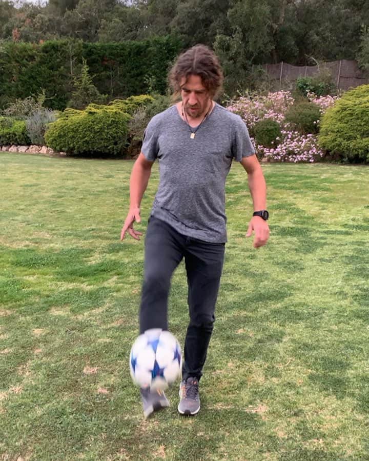 カルレス・プジョルのインスタグラム：「De vuelta en casa. Back at home. ⚽️」