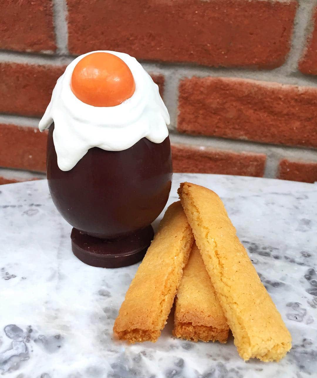 DOMINIQUE ANSEL BAKERYさんのインスタグラム写真 - (DOMINIQUE ANSEL BAKERYInstagram)「How #DABLondon does Easter: our Easter Egg & Soldiers, a handmade dark chocolate egg with a runny white chocolate fried egg on top, and sablé Breton “soldiers” on the side. #HappyEaster, London! @dominiqueansellondon 🥚🇬🇧」4月21日 2時34分 - dominiqueansel