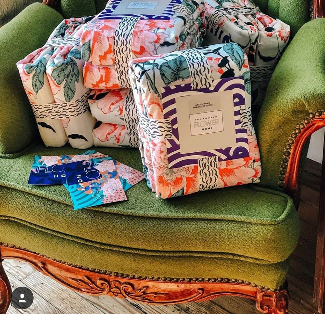 ドリュー・バリモアさんのインスタグラム写真 - (ドリュー・バリモアInstagram)「More @flowerbydrew FLOWER Home inspiration... I love seeing how everyone is styling the pieces from our FLOWER Home collection @walmart in their own homes. How chic are our vintage floral curtain panels and throw pillow in this home designed by @miracleonthirtyfourth 💗 Scroll for more photos! I just love it all - send us your photos and tag #flowerbydrew」4月21日 2時39分 - drewbarrymore