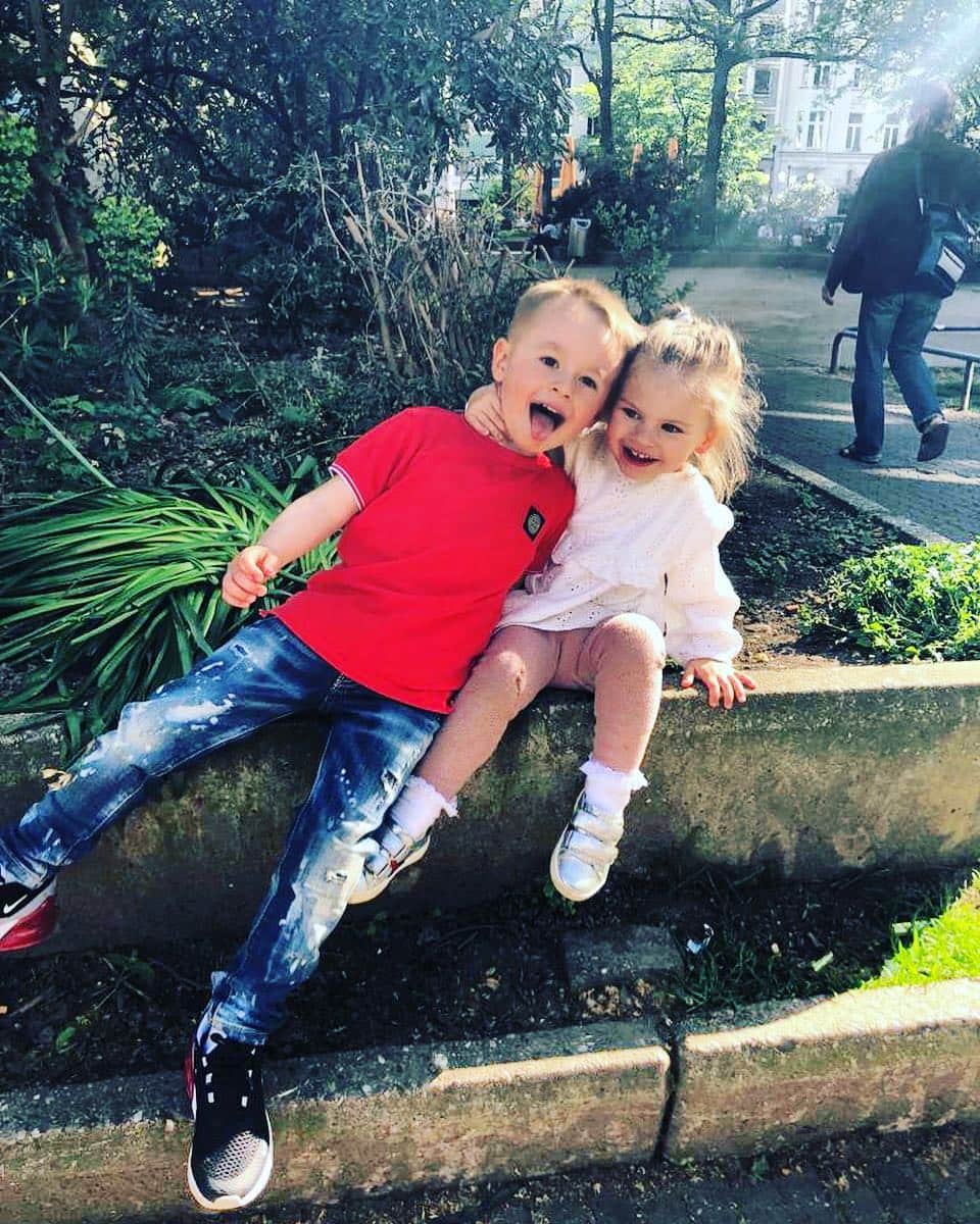 ケヴィン・グロスクロイツのインスタグラム：「Leonie und Maxime wünschen Euch auch schöne Ostertage ❤️❤️ Die besten 💪🏻❤️💯 #fische #isso」