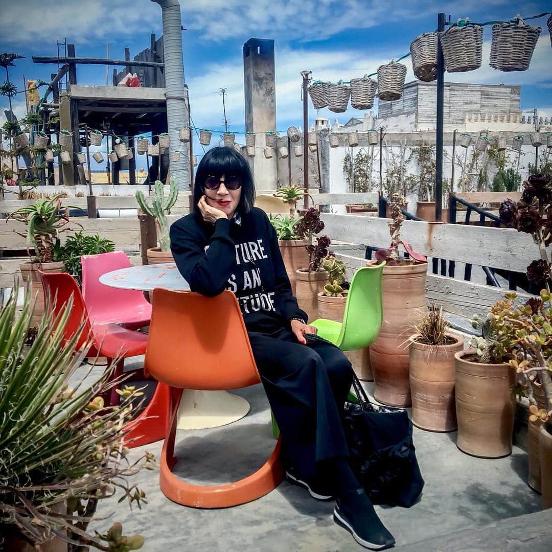 のインスタグラム：「Thé à la menthe sur le toit du #megaloft #othmanchic #essaouira photo #marielaurencetardymakeupartist」