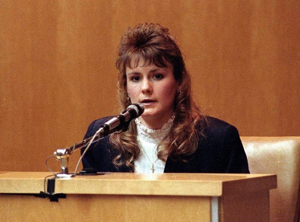 E! Onlineさんのインスタグラム写真 - (E! OnlineInstagram)「Pamela Smart was 22 when she started hooking up with a 15 year old behind her husband's back. And she was 23 when she got the teenager and his friends to kill her husband. Link in bio for more on this controversial true story. (📷: AP/Shutterstock)」4月21日 2時47分 - enews