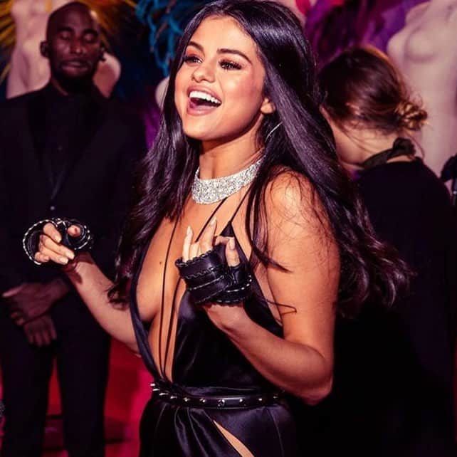 Always With Selenaのインスタグラム：「400k ... thanks for all the support for my account, I promise to be more often here, I love you 😘」