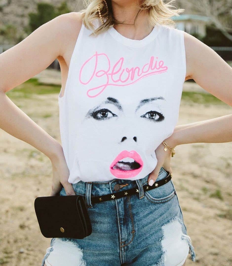 チェイサーのインスタグラム：「Bands Tees + Cut offs + The Desert = Festival Season! via @swilboutique @mmellphoto #chaserbrand」