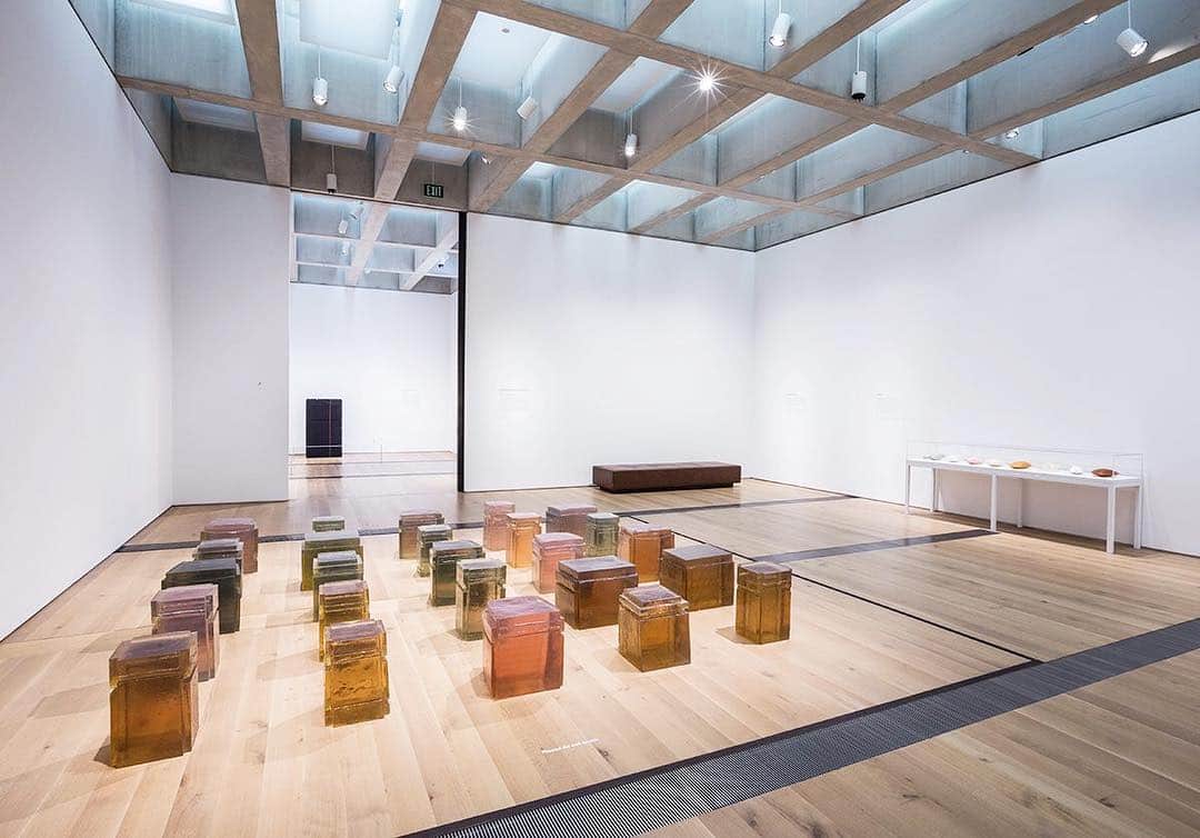のインスタグラム：「Rachel Whiteread was born on this day, April 20, in London, England.  This momentous show, "Rachel Whiteread," is on view at the Saint Louis Art Museum in Missouri. The exhibition brings together well-known works alongside new pieces that have never been previously exhibited. Special sections are devoted to the artist’s archival materials and to her drawings.  __________ #RachelWhiteread #STLArtMuseum #Gagosian @stlartmuseum @rachelwhitereadofficial  Installation view, "Rachel Whiteread," Saint Louis Art Museum, Missouri, March 17–June 9, 2019. Artwork © Rachel Whiteread」