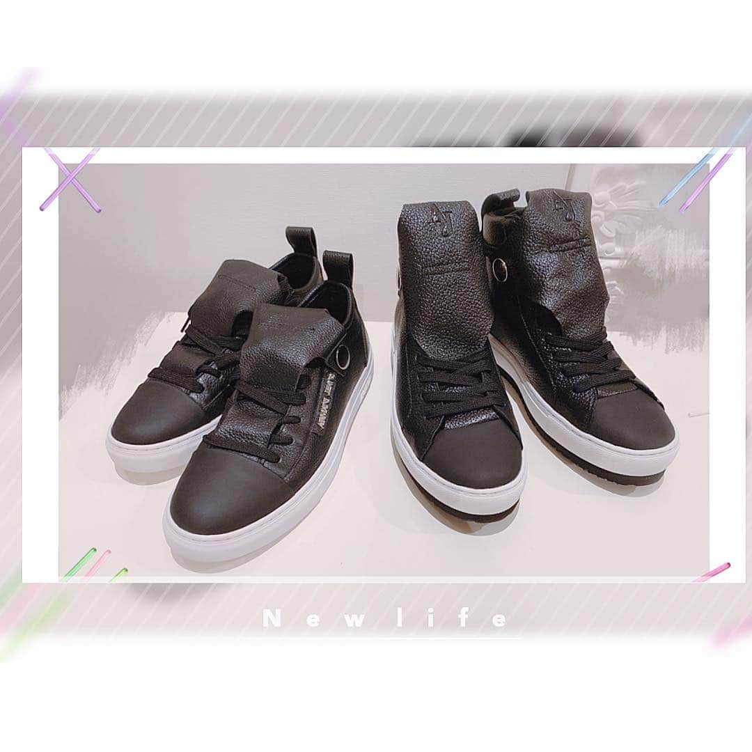 桜咲乃愛さんのインスタグラム写真 - (桜咲乃愛Instagram)「アルマーニでスニーカー買った👟🍀⭐️ 同じやつなんだけどハイカットと普通のがあって初心者にはどっちがいいか分からずどっちも買った（笑）  今のところハイカットの出番はない（笑） そしてスニーカーもう一足買ったけどもう既に飽きた🥺 そして今日Dior行ったらかわいいスニーカーあってそっちにすれば良かったかなぁと思ったけどもうスニーカーはいいやってなった（笑） 🥺🎀🍀 #スニーカー#スニーカー女子 #アルマーニ#ARMANI」4月21日 3時00分 - noasama1101