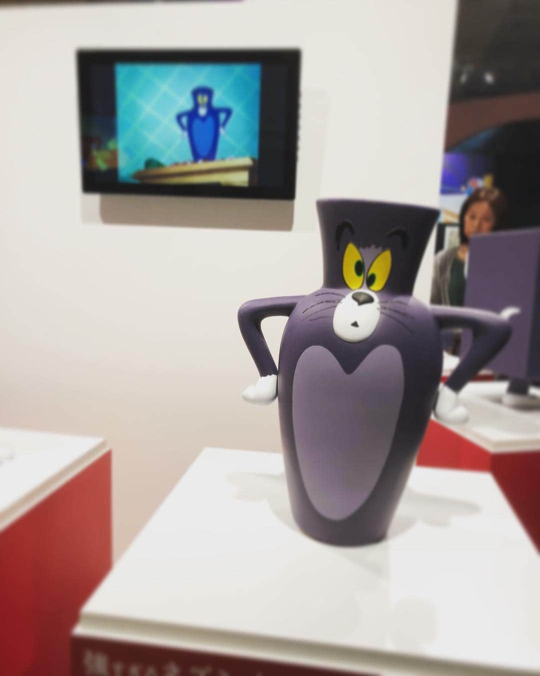 ヒグチユウコさんのインスタグラム写真 - (ヒグチユウコInstagram)「トムとジェリー展。このシリーズの為に行ってきたよ。ボーリングのピンもあれば嬉しかった！あと小さいフィギュアあったら全部買ってだだろうな。ちなみにワタクシ、トム派。」4月21日 3時01分 - yukohiguchi3