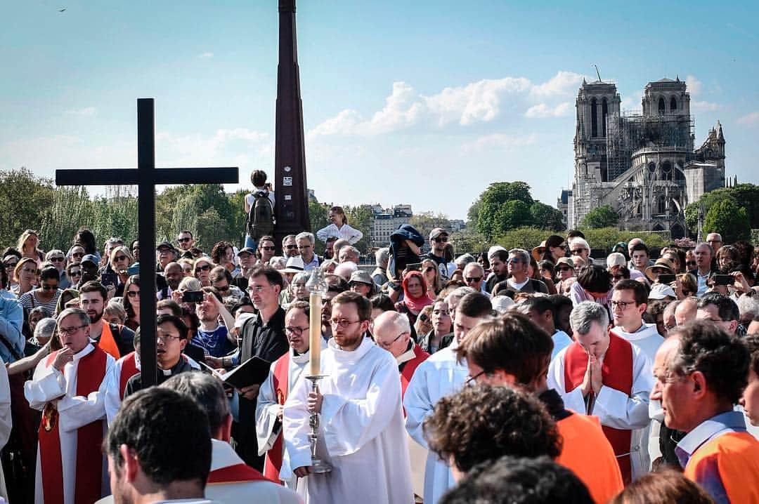 NBC Newsさんのインスタグラム写真 - (NBC NewsInstagram)「Hundreds of worshippers gathered for #GoodFriday near #NotreDame just days after the beloved Parisian landmark was ravaged by fire. With Holy Week coming to a close Saturday and #Easter approaching, those gathered expressed hope for the historic church's reconstruction. “Fire can touch the building but the faith is something remains untouchable,” one attendee said. Read more at the link in our bio. . 📷 Stephane De Sakutin / @afpphoto」4月21日 3時14分 - nbcnews