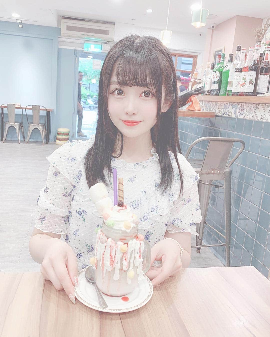 茉井良菜さんのインスタグラム写真 - (茉井良菜Instagram)「𓂃𓂃♥ . . 🍔🍽 Meat Up 🌴🍹 . . ずっと行ってみたかったカフェ❤︎ 映えカフェって感じ！会場近くでラッキーだった🤞･:* . そして飲みたかったストロベリーシェイク〜！ なんかもう ＂噴火した＂って言葉が似合う気がする、🌋笑 . . １つ前の投稿のパンケーキ🥞と、このストロベリーシェイクとコーラをはるちゃんとはんぶんこしました🍊* . ♥︎ 𓂃𓂃 . . #ximen #ximenting #ximencafe #meatup #meatupcafe #西門町 #台湾 #台湾カフェ #台湾カフェ巡り  #西門カフェ #igtaiwan #igtaipei #taiwan #taipei #taiwan trip #japaneseidol #igcafe #igtaiwan #西門町咖啡廳 #台灣🇹🇼 #台灣cafe」4月21日 3時24分 - yonsuchan