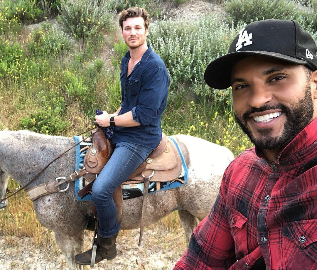 デレック・テラーさんのインスタグラム写真 - (デレック・テラーInstagram)「I’ve always found comfort with horses, this is Gandalf. What an amazing ride yesterday at @hollywoodhorsepower. I got to take my brother @rickywhittle with us. The boy’s got skills. Somebody put us in a western, we ready! 🐴🐎」4月21日 3時15分 - derektheler