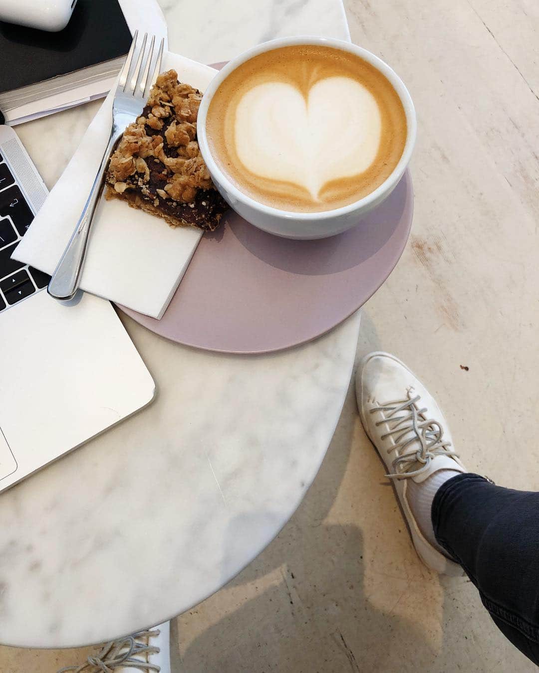 Estée Lalondeのインスタグラム：「Catching up on those emails 💗」