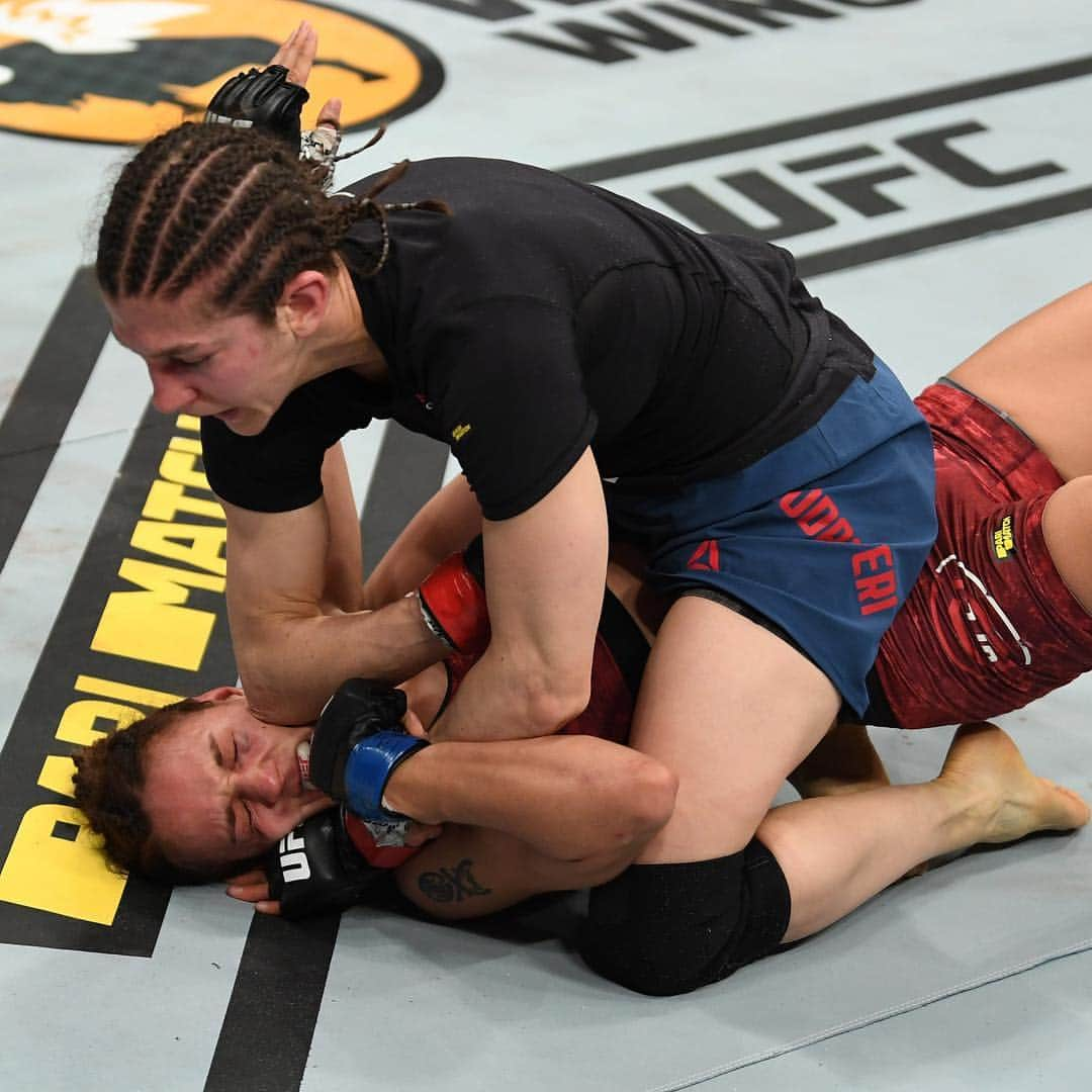 UFCさんのインスタグラム写真 - (UFCInstagram)「History!  @RoxyFighter becomes the first woman to win in the Octagon on Russian soil!」4月21日 3時15分 - ufc