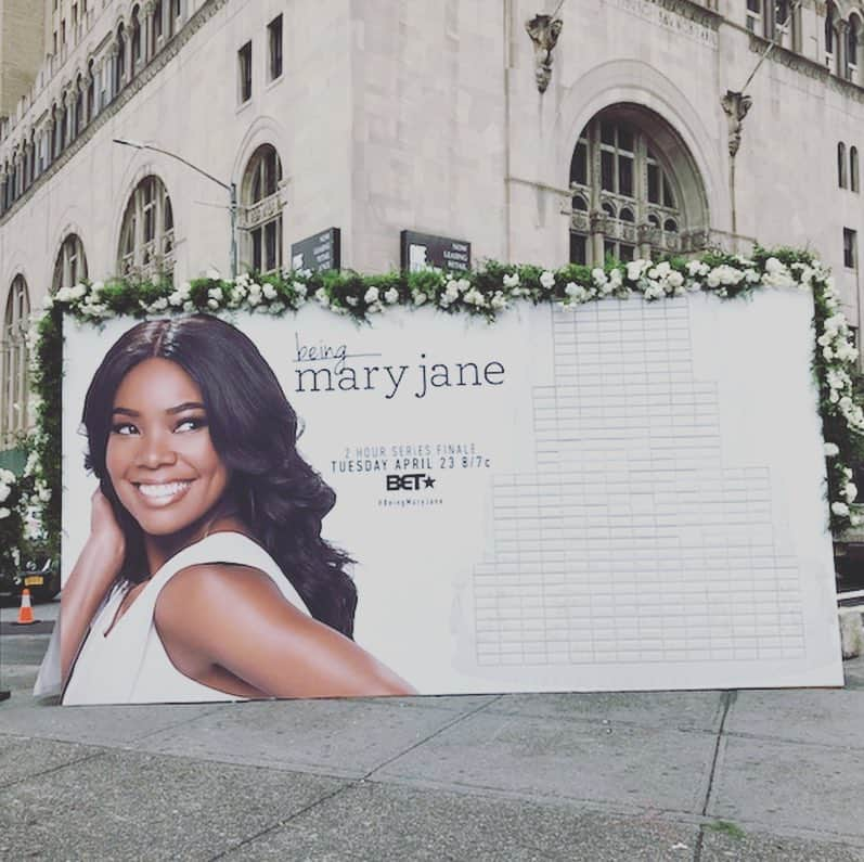 エイヨシャ・カレーさんのインスタグラム写真 - (エイヨシャ・カレーInstagram)「#BeingMaryJane is finally getting her happy ending. Thank you @gabunion for bringing this bold and authentic character into our homes for 4 seasons. To celebrate, I created a twist on the classic wedding cake by infusing a blend of vanilla bean, satsuma mandarin, and honey. Today, you can taste a piece for yourself at the #BET Edible Billboard outside the Atlantic Terminal station in Brooklyn from 1pm - 7:30pm. And don’t forget to tune-in to the finale April 23rd 8/7c. #Sp」4月21日 3時16分 - ayeshacurry