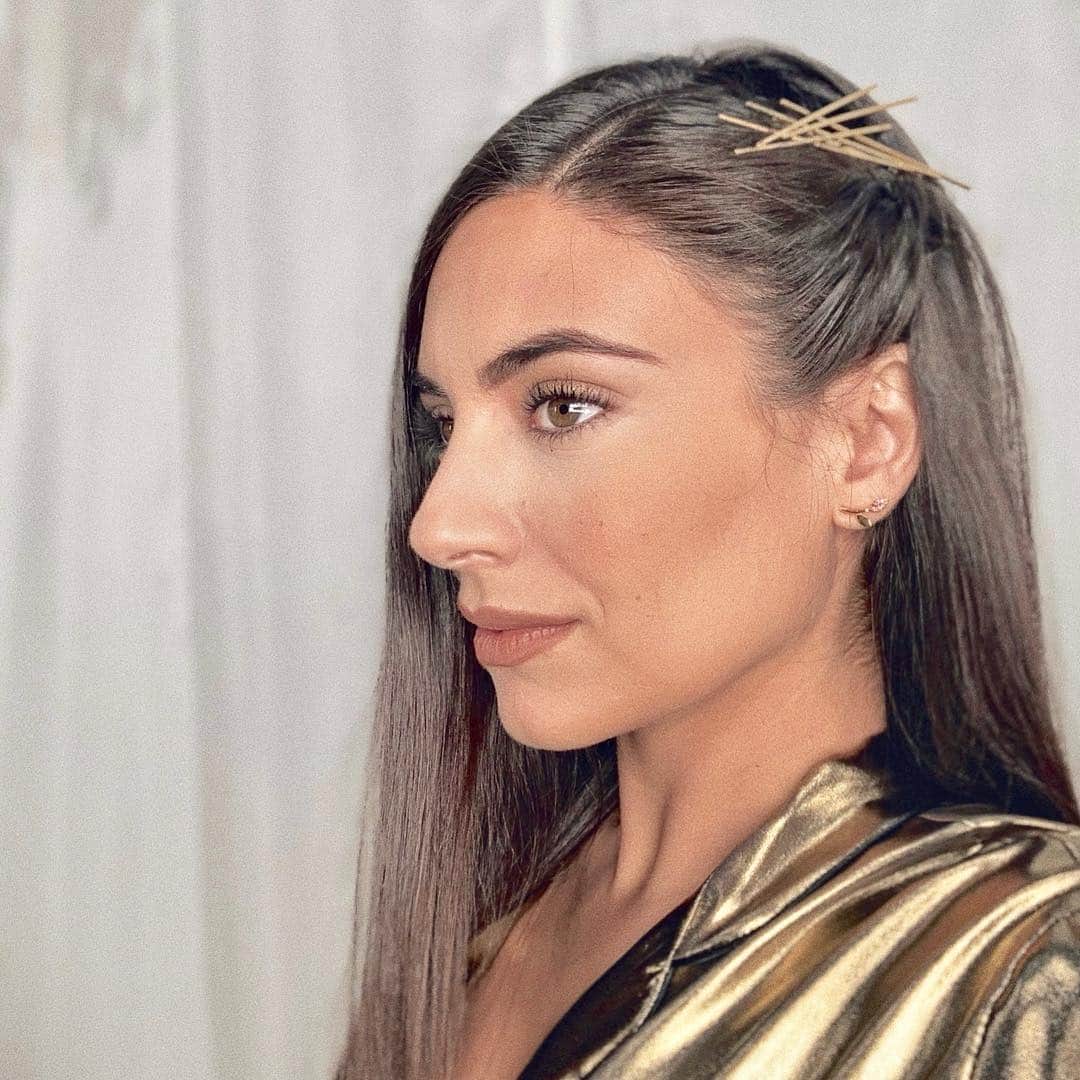 Ana Brenda Contrerasのインスタグラム：「I’ll put a spell on you ✨💫🌟⚡️#QuePerraLaCristal Aretes: @tousmexico」