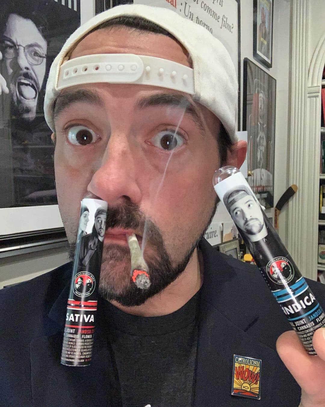 ケヴィン・スミスのインスタグラム：「HAPPY 4/20! I’ve got #hollywoodbabbleon at the good ol’ @hollywoodimprov tonight but I’m spending this blessed holiday editing @jayandsilentbob Reboot while smoking myself silly! And I mean smoking myself literally, thanks to our partners at @chemesis.tv, who gave me my very own weed, @jandsbstash! Try a #sativa that’ll make you chatty like #Jay or an #Indica to mellow you out like #SilentBob! If you’re in #California, you can find our pre-rolls in collector cases at Cat City Care, Westwood Farmacy, Bare Dispensary, New Age Care Center, Organic Solutions, Deserts Finest, The Healing Center, Dank Depot and the @lbgreenroom! Or if you’re a store in a weed-legal state and you wanna carry #jayandsilentbobprivatestash, contact @desert_zen_fulfillment today! As a fellow Traveler of the Green and a big believer in the benefits of the daily dank, I wish you all a happy, huffy 4/20! #KevinSmith #420 #chemesis #jayandsilentbobreboot #weed #cannabis #cannabiscommunity #15buckslittleman #longbeachgreenroom」