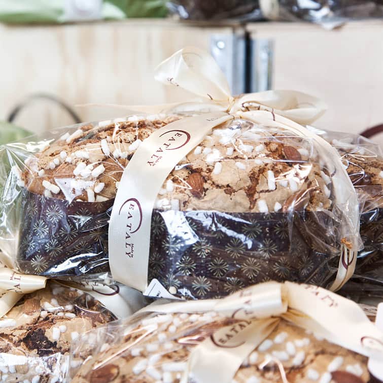 Eataly Brasilさんのインスタグラム写真 - (Eataly BrasilInstagram)「Ainda está sem presente para a Páscoa? Relaxa, ragazzi! No mercado do Eataly você encontra ovos de chocolate, bolos italianos, vinhos importados e muito mais. . . . Além de ovos de chocolate prontos, você pode montar o seu ovo como quiser aqui na @venchibrasil! Aproveite para provar também os tradicionais bolos de Páscoa italianos, além de um bom vinho de sobremesa para acompanhar. Nosso mercado fica aberto hoje até a meia-noite! #EatalySP #SouEatalyano #Pascoa」4月21日 3時30分 - eatalybr