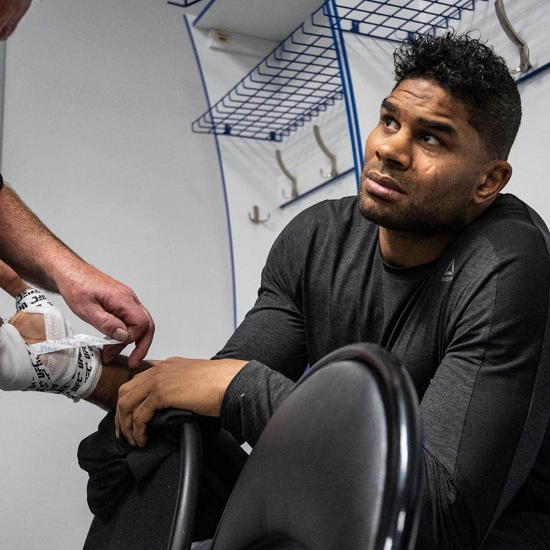 UFCさんのインスタグラム写真 - (UFCInstagram)「Almost that time 🔨  @AlistairOvereem #UFCStPetersburg」4月21日 3時38分 - ufc