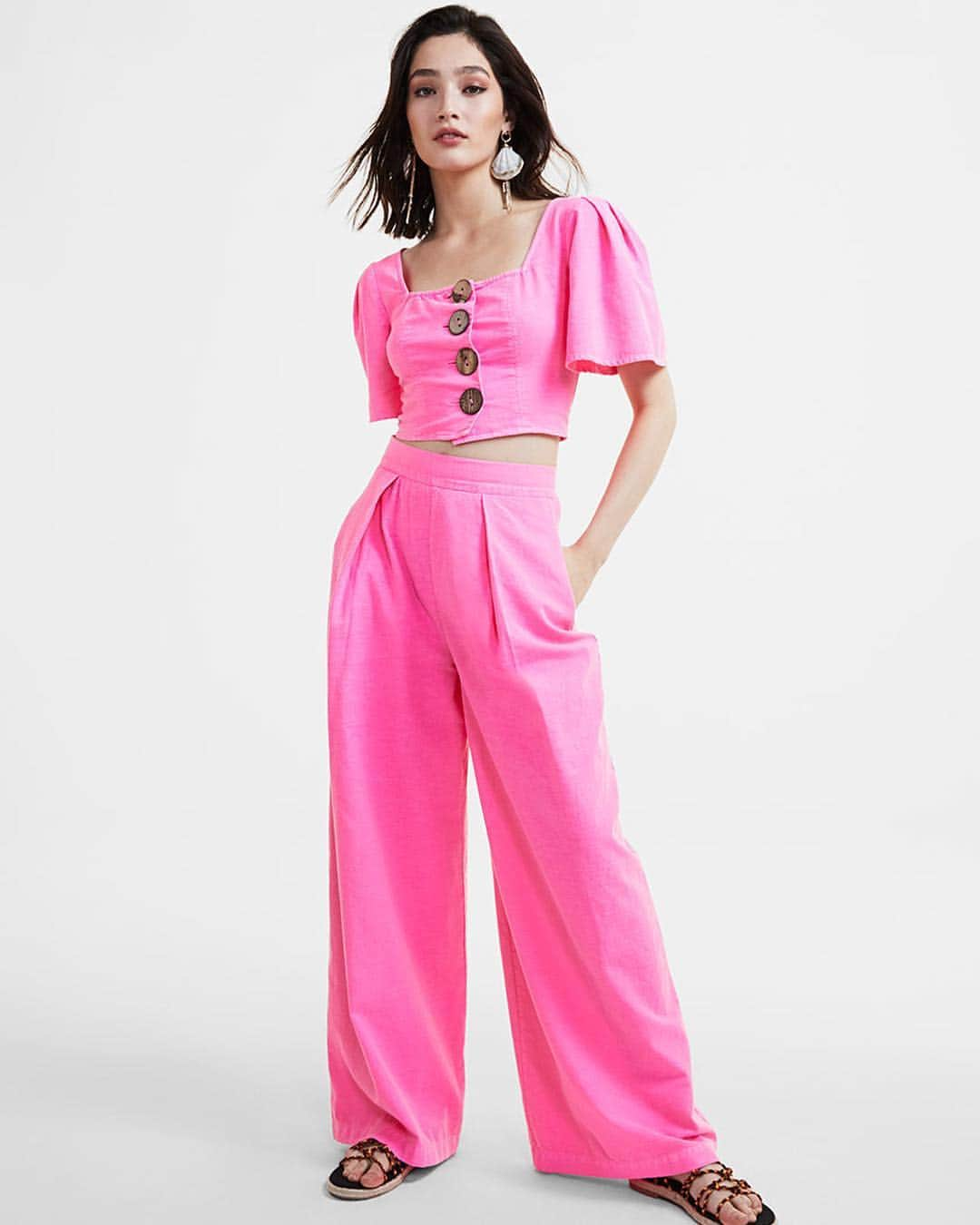 ASOSさんのインスタグラム写真 - (ASOSInstagram)「Psst! There's matching trousers 💞 Swipe for the full look 👉 🔎 ASOS DESIGN linen crop top (1418810) and trousers (1434568) 🗣 Image description: a model wearing a neon pink co-ord」4月21日 3時38分 - asos