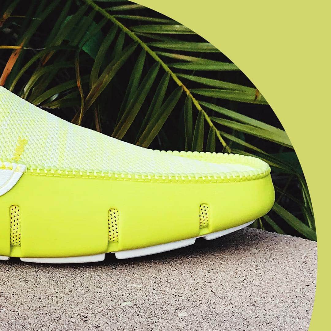 スイムズのインスタグラム：「Dive into our #SS19 collection [🎥+🏖: @solhaugen] #mensstyle #shoesoftheday #loafers」