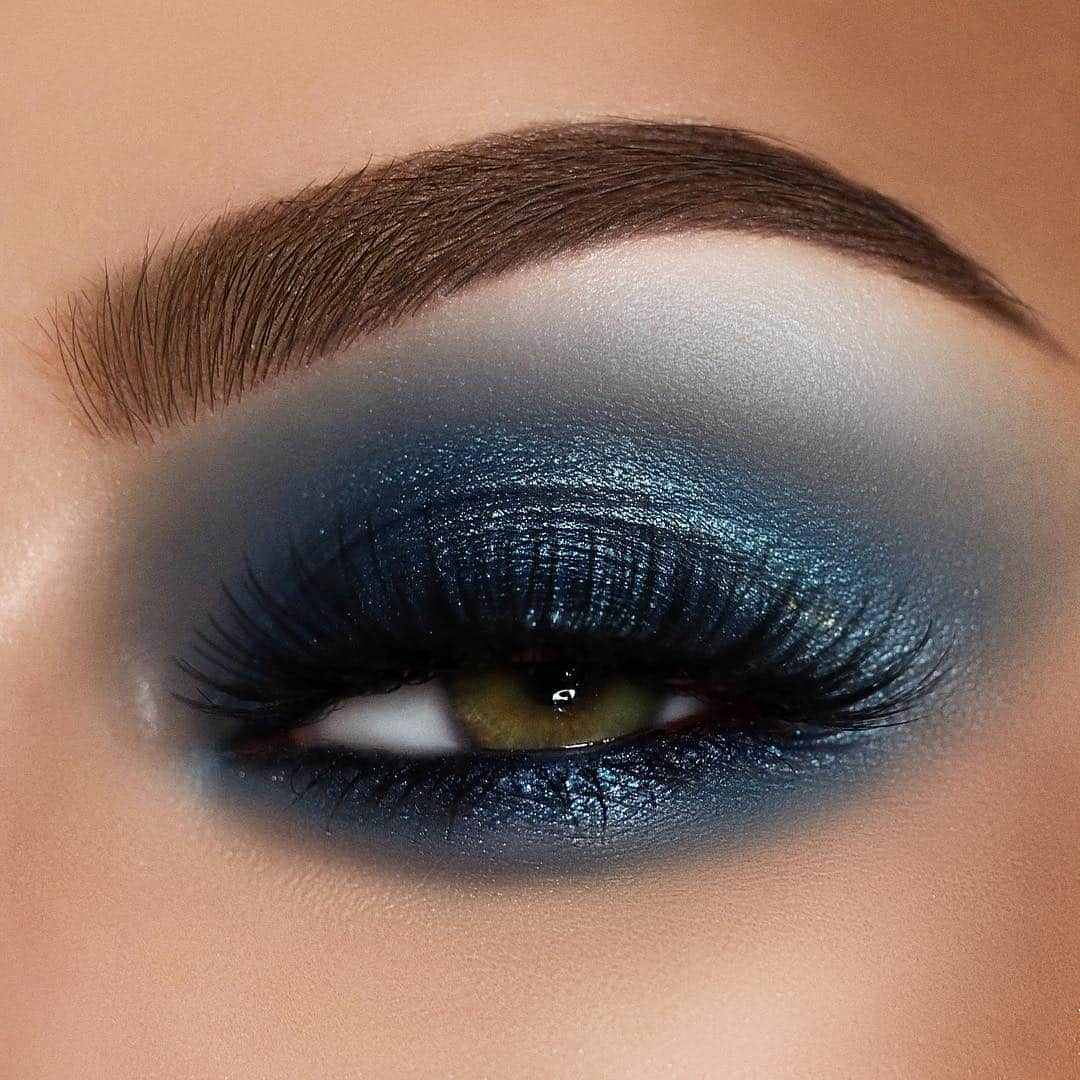 パット・マグラスさんのインスタグラム写真 - (パット・マグラスInstagram)「A HEAVENLY BLUE ⚡️⚡️⚡️ Be your own EYEdol with *NEW* #EYEdols Single Eye Shadow shade ‘LAPIS LUXURY’ — a multidimensional turquoise originally seen in the SOLD OUT #MothershipIV: Decadence Eye Shadow Palette ⚡️⚡️⚡️ #TurnYourEyesOn NOW at PATMcGRATH.COM and @sephora!」4月21日 3時49分 - patmcgrathreal