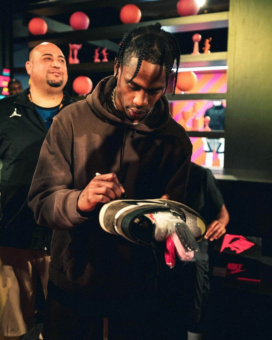 Sneaker Newsさんのインスタグラム写真 - (Sneaker NewsInstagram)「@travisscott surprised the Jordan Brand Classic 2019 athletes with a pair of his Air Jordan 1 “Cactus Jack” in Las Vegas. Will you be going for three on May 3rd? For full details, tap the link in our bio.」4月21日 3時50分 - sneakernews