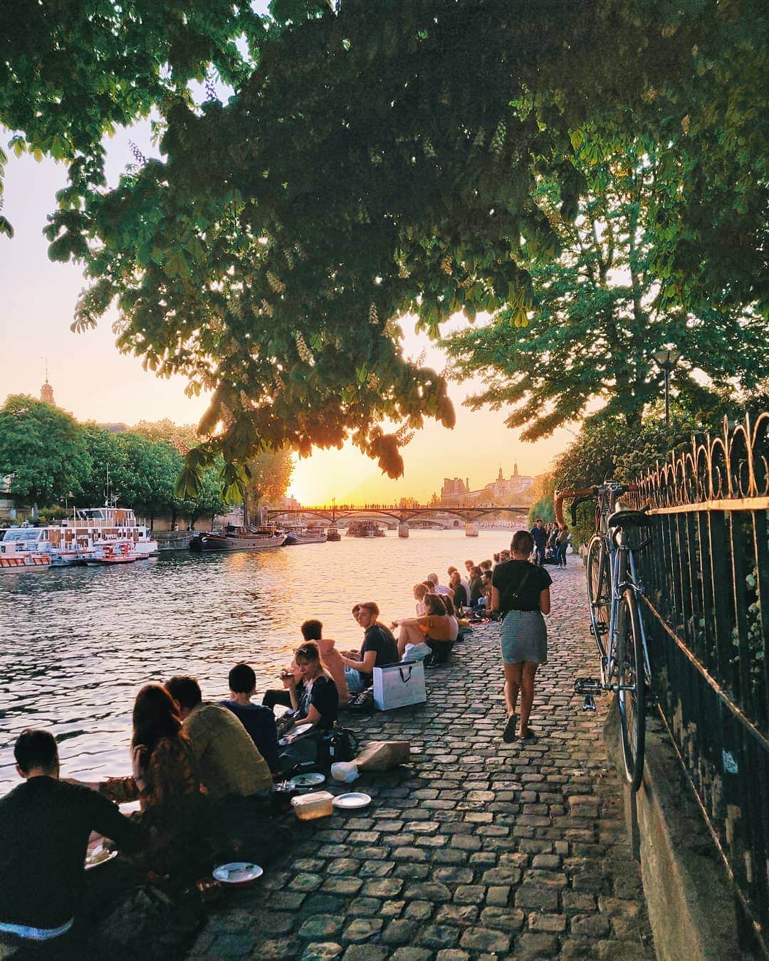 VuTheara Khamさんのインスタグラム写真 - (VuTheara KhamInstagram)「Beautiful sunset along the banks of the Seine this evening #paris」4月21日 3時47分 - vutheara