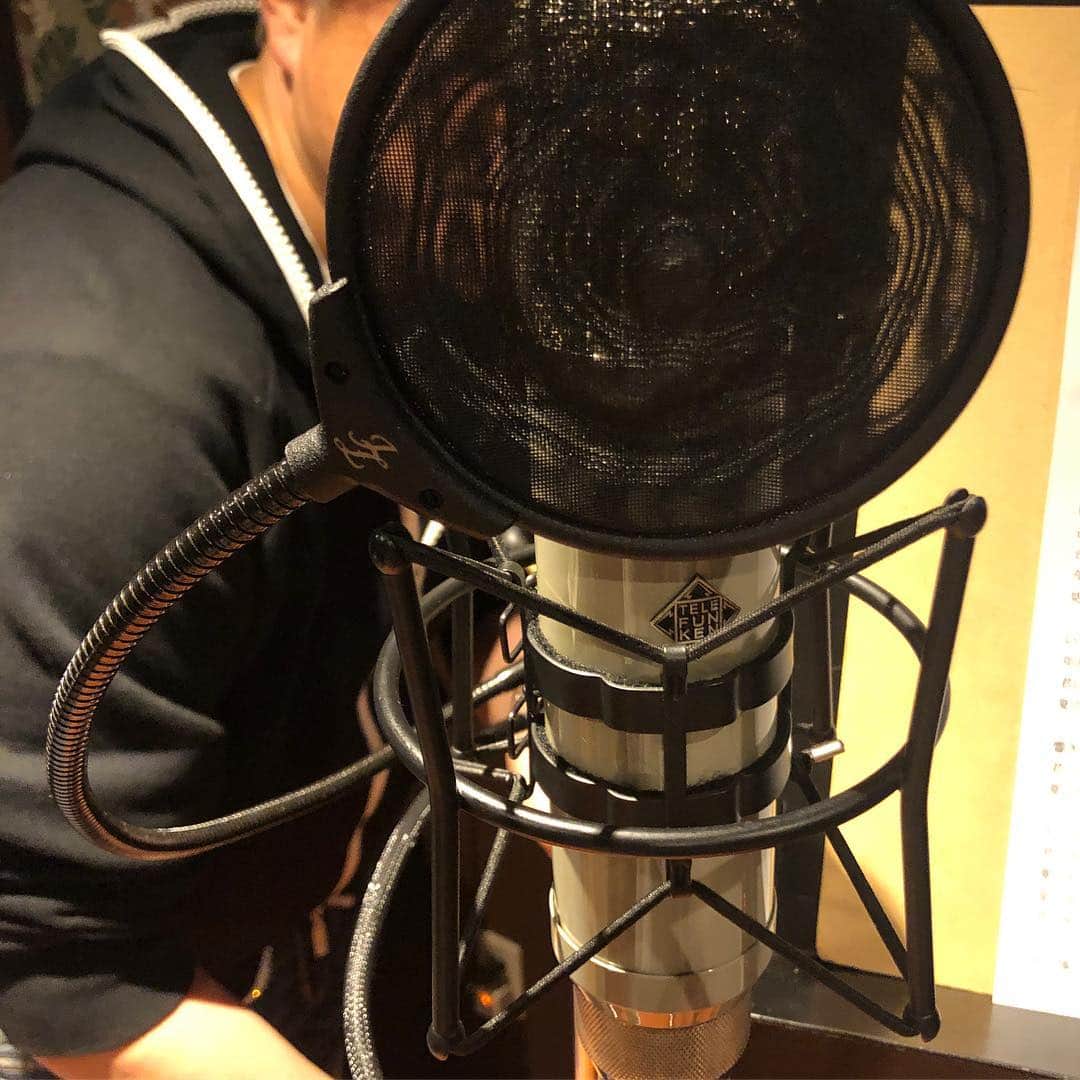 LOVEのインスタグラム：「先日のマイク🎤 てれ。ふん。けん。 TELEFUNKEN.  今日も作曲モード、一曲できた。 明日こそデスクワークするぞ。」