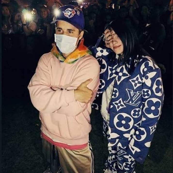 E! Onlineさんのインスタグラム写真 - (E! OnlineInstagram)「Billie Eilish has a no. 1 first album, performed at #Coachella, become a favorite amongst her peers and met her hero Justin Bieber all before she can even legally vote. Link in bio for how her honesty whether it's through her songs or even her Tourette's diagnosis has made her someone you don't wanna be y̶o̶u̶ sleeping on anymore. (📷: Instagram)」4月21日 3時54分 - enews
