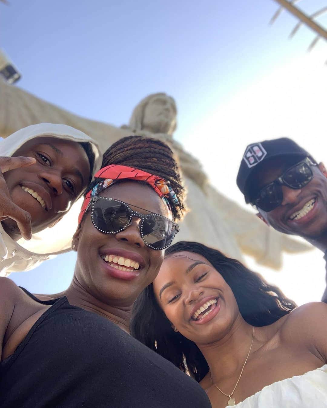 アシャ・フィリップのインスタグラム：「❤ my team 😁😘 . . . #AllSmiles #Portugal #Lastday #TrainingCamp #Athletes #StrongMixedRelay #4x100 #Friends #Lisbon #DoubleChinOnFleek🤣」