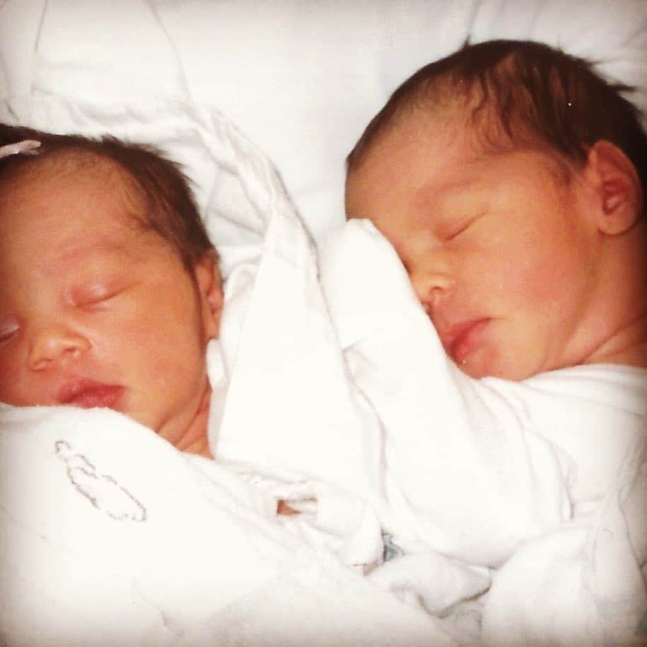 ジミー・ジャムさんのインスタグラム写真 - (ジミー・ジャムInstagram)「19 years ago when we told our son Tyler we were expecting and asked him did he want a little brother or a little sister, he said “both”. God listened to Tyler and gave us these 2 blessings on this date 19 years ago. Happy Birthday Max & Bella and Happy “Big Brother” Day Tyler! And Happy “Birthing” Day to Lisa the one who brought everything to life. Not to brag but these kids are truly my greatest production😎 #maxharris #bellaharris #tylerharris #lisaharris #happybirthday #family」4月21日 3時57分 - flytetymejam