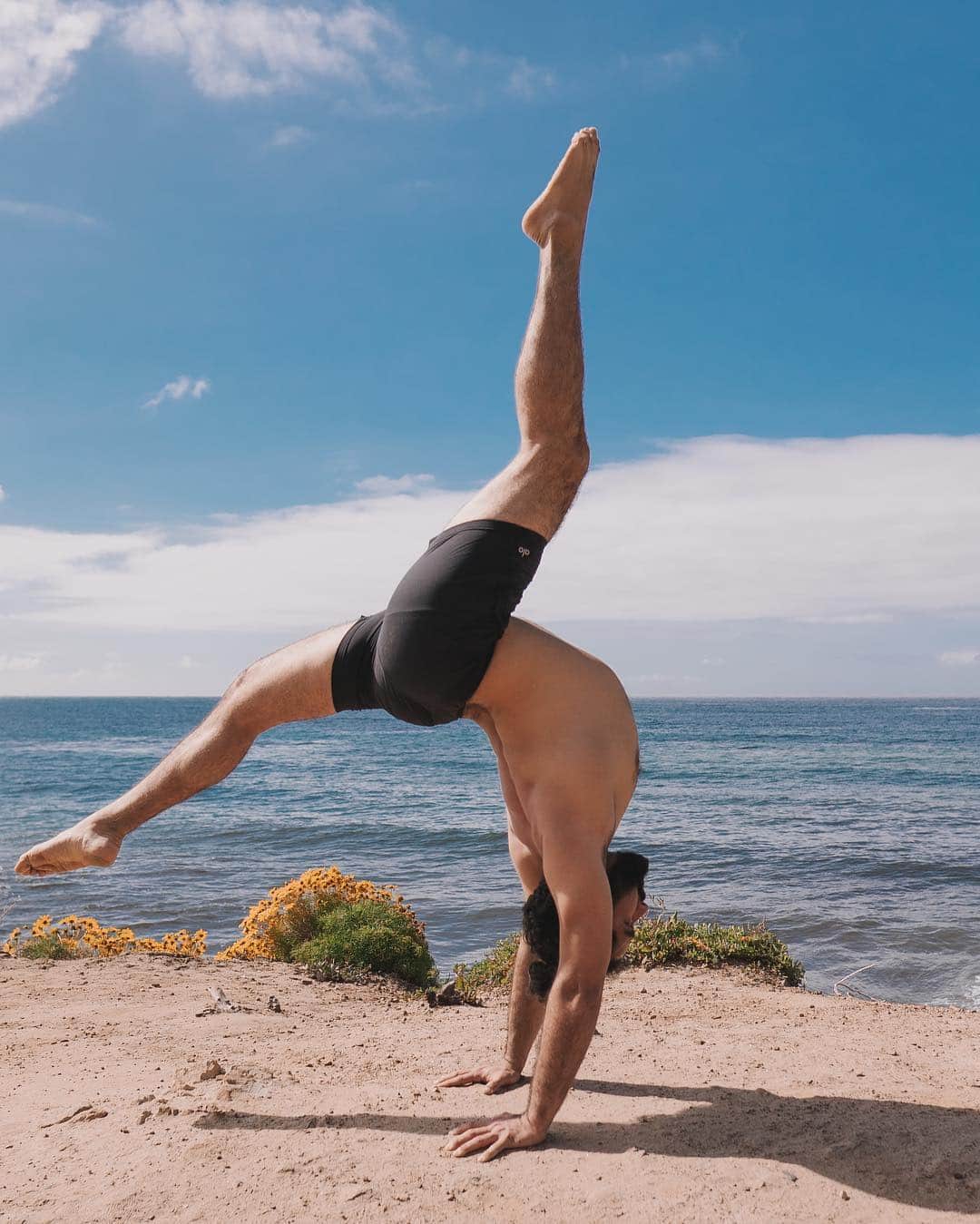 ALO Yogaさんのインスタグラム写真 - (ALO YogaInstagram)「Being on the edge isn’t as safe, but the view is better ⛰  @fitflexjuli practices without fear in his Plow Board Short 🙌 #aloyoga #yoga #summer  Tag someone who would love to practice here 😍❤️」4月21日 4時01分 - aloyoga