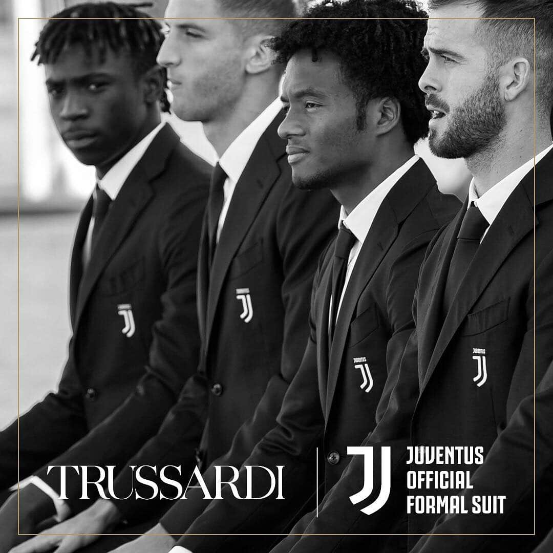 トラサルディさんのインスタグラム写真 - (トラサルディInstagram)「Class and passion for excellence. #W8NDERFUL @juventus  #ForzaJuve #FinoAllaFine  Trussardi is the Juventus team’s Official Formal Suit supplier」4月21日 4時05分 - trussardi
