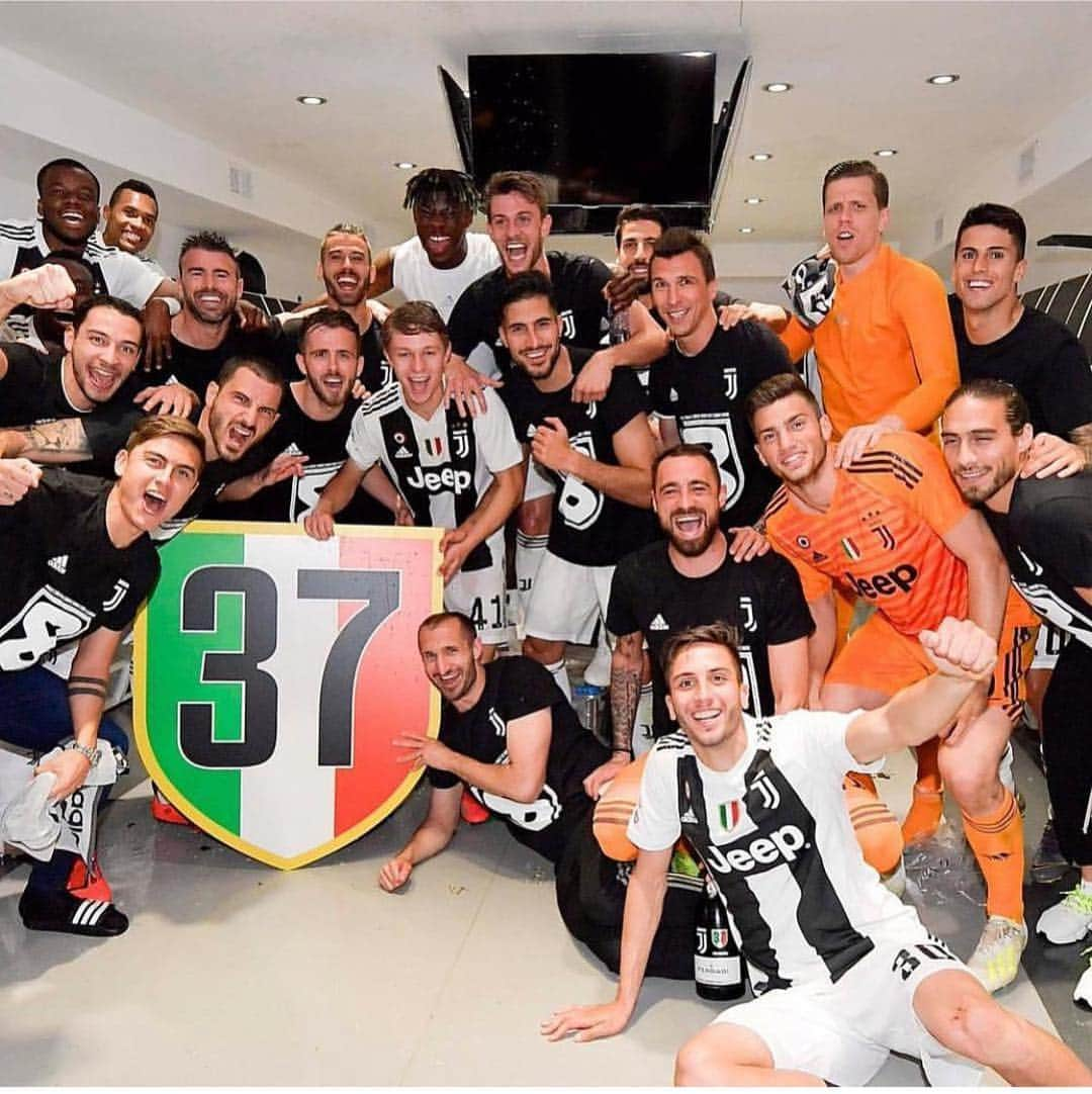 サミ・ケディラさんのインスタグラム写真 - (サミ・ケディラInstagram)「Campioni, Campioni 🎉🇮🇹🏆#W8NDERFUL #FinoAllaFine #ForzaJuve #SK6 @juventus」4月21日 4時15分 - sami_khedira6