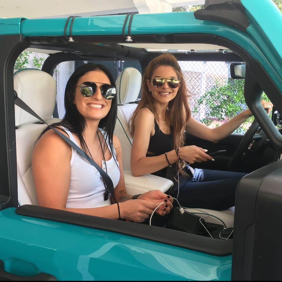 マリア・メノウノスさんのインスタグラム写真 - (マリア・メノウノスInstagram)「Fun times in my #jeepjeep w/ @sonyadevillewwe」4月21日 4時09分 - mariamenounos