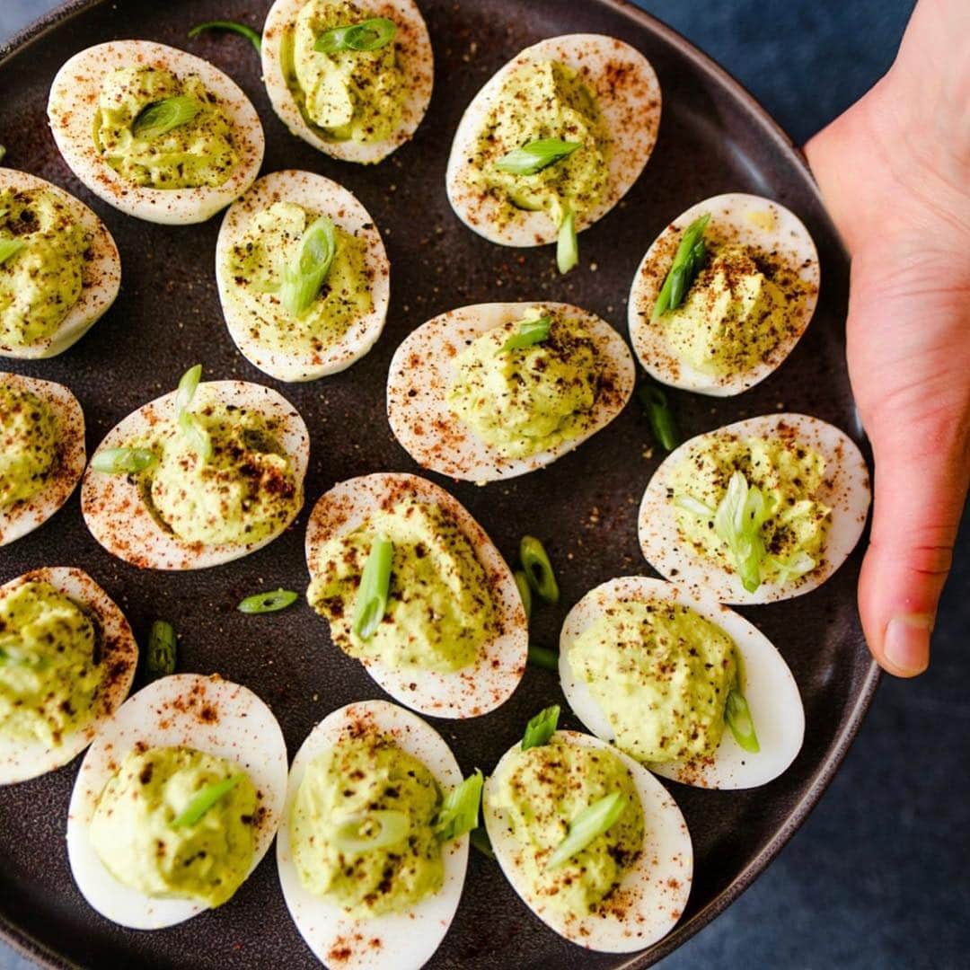 Whole Foods Marketさんのインスタグラム写真 - (Whole Foods MarketInstagram)「If you’re wondering if we’re obsessed with these lime guacamole deviled eggs, the answer is yes. Get the full recipe from the @reluctantentertainer. #DeviledEggs #MakesMeWhole」4月21日 4時17分 - wholefoods