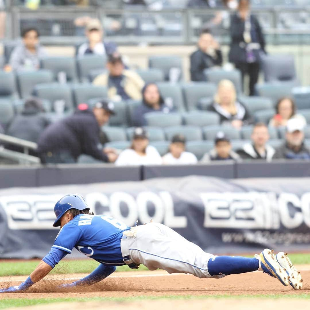 カンザスシティ・ロイヤルズさんのインスタグラム写真 - (カンザスシティ・ロイヤルズInstagram)「Home to third in 10.61 seconds. The fastest MLB triple this season. #AlwaysRoyal」4月21日 4時19分 - kcroyals