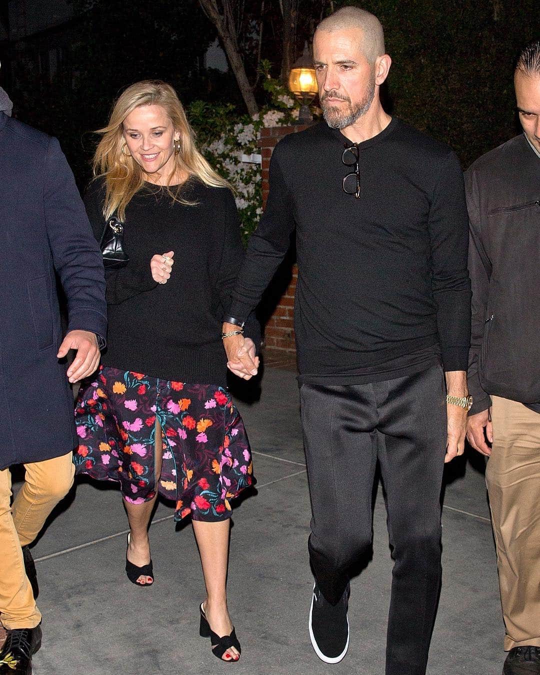 Just Jaredさんのインスタグラム写真 - (Just JaredInstagram)「@reesewitherspoon and hubby Jim Toth hold hands while leaving friend @katehudson’s birthday party. More pics on JustJared.com! #ReeseWitherspoon #JimToth Photo: Backgrid」4月21日 4時20分 - justjared