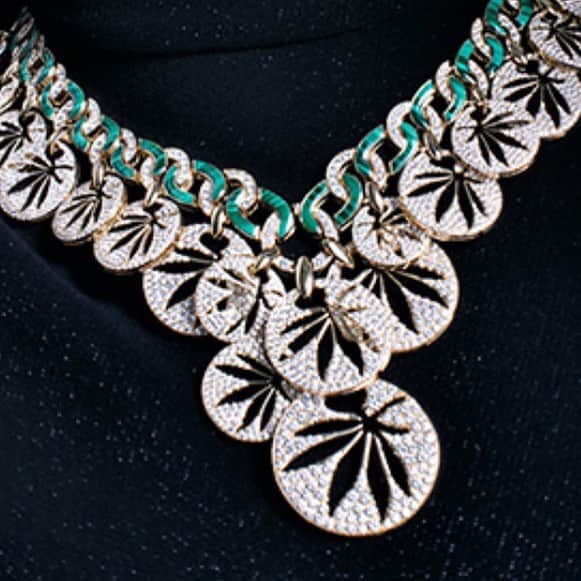 ジェニファー・ティリーさんのインスタグラム写真 - (ジェニファー・ティリーInstagram)「Happy 4/20! #Bulgari #highjewellery #emeralds #diamonds」4月21日 4時20分 - jennifertilly