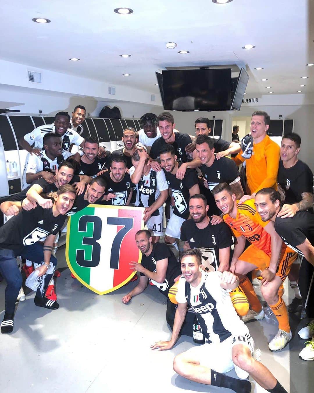 エムレ・カンのインスタグラム：「I came to this amazing club to embark on a new journey and to win trophies!  So proud of the team, staff and so happy for all the fans!  We are CHAMPIONS of Italy! 🏆  #WeCan #EC23 #ForzaJuve #Finoallafine #iCan」