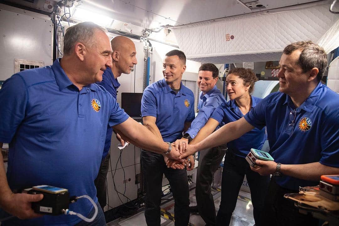 国際宇宙ステーションさんのインスタグラム写真 - (国際宇宙ステーションInstagram)「You know what they say… teamwork makes the dream work! Expedition 61 members and a trainer celebrate at the conclusion of their emergency training inside a space station mockup this week at @NASAJohnson Space Center. The crew will join @Astro_Christina, already aboard the station, on her extended mission.」4月21日 4時25分 - iss